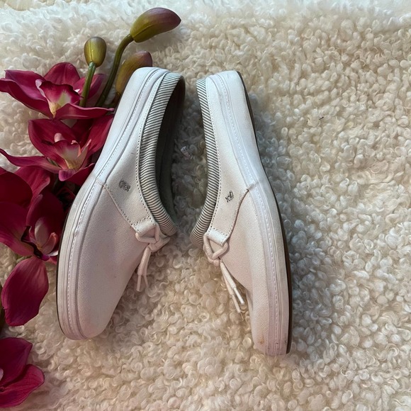 White Canvas Memory Foam Grasshoppers With Cream and White Pinstripes Size 7W - Picture 3 of 10